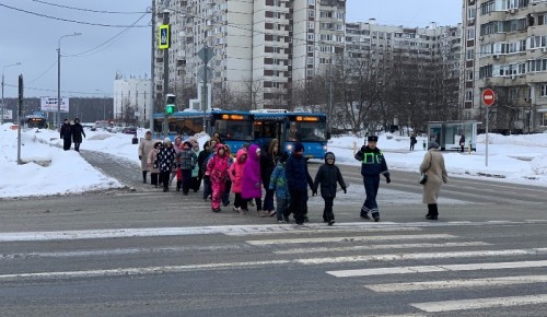 На юго-западе автоинспекторы показали юным пешеходам «Безопасный маршрут»