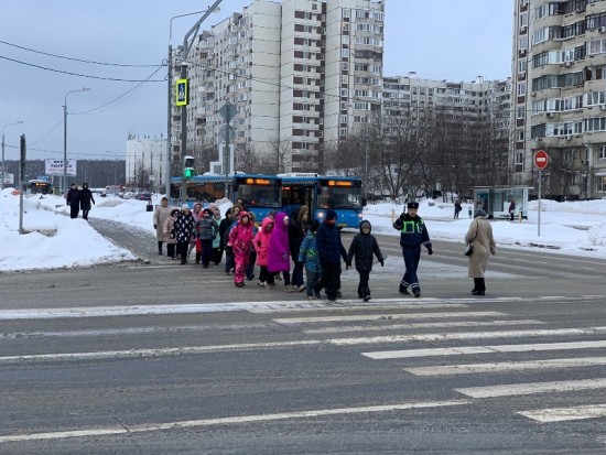 На юго-западе автоинспекторы показали юным пешеходам «Безопасный маршрут»