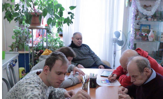 Для жителей Социального дома «Обурчевский» организовали мастер-класс «Книга сказок»