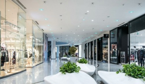 Работник ТЦ на ул. Вавилова похитил чужой кошелек с долларами и евро