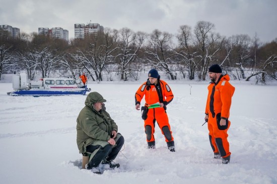 Более 20 судов на воздушной подушке патрулируют столичные реки и водоемы для предотвращения происшествий