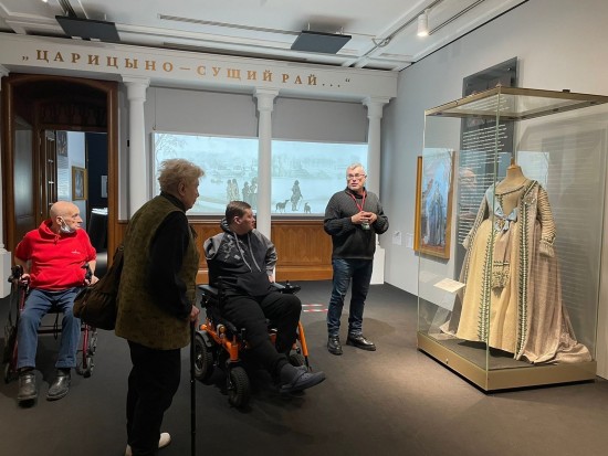 Жители геронтологического центра «Тропарево» посетили музей-заповедник Царицыно