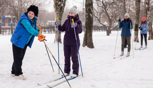 Жителей Ломоносовского района приглашают в Воронцовский парк на лыжные тренировки