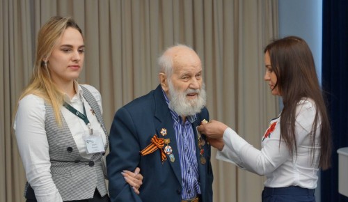 В ЦМД «Академический» прошло торжественное мероприятие по вручению почетных знаков ветеранам