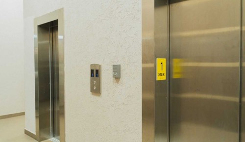 В домах на юго-западе Москвы обновят 385 лифтов
