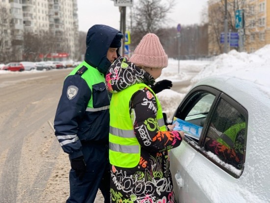 На юго-западе столицы инспекторы ГИБДД провели акцию «Письмо водителю»