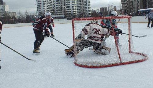 Команда Ломоносовского района выиграла во втором туре чемпионата ЮЗАО по хоккею с шайбой