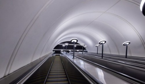 На станции метро «Улица Горчакова» закрыли на ремонт эскалатор