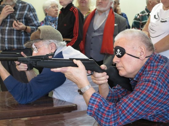 Команда пенсионеров из Черемушек заняла первое место на соревнованиях по стрельбе