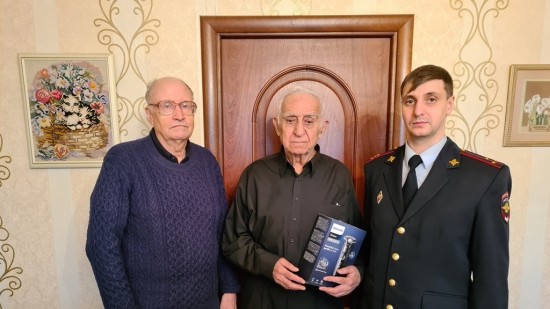 Сотрудники УВД по ЮЗАО поздравили ветерана правоохранительных органов Анатолия Егияна с днём рождения