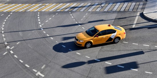 На проспекте 60-летия Октября таксист напал на пассажира и отобрал телефон