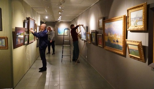 Для жителей соцдома «Тропарево» провели экскурсию в галерее Народного художника СССР А. Шилова