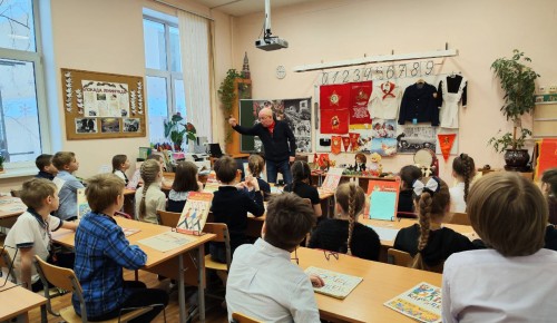 Учащиеся школы №2115 познакомились с предметами времен СССР