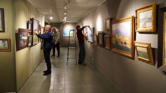 Для жителей соцдома «Тропарево» провели экскурсию в галерее Народного художника СССР А. Шилова