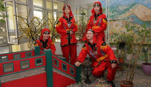Танец льва и дракона. В школе № 1948 в Черёмушках отмечают китайский Новый год