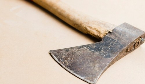 В Ясеневе мужчина выжил после нападения знакомого с топором