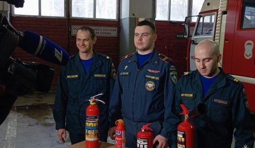 Сотрудники 38 пожарно-спасательной части рассказали репортеру Первого канала о пользовании огнетушителем