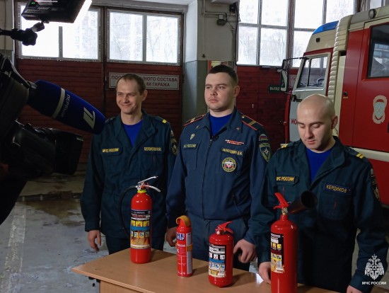 Сотрудники 38 пожарно-спасательной части рассказали репортеру Первого канала о пользовании огнетушителем