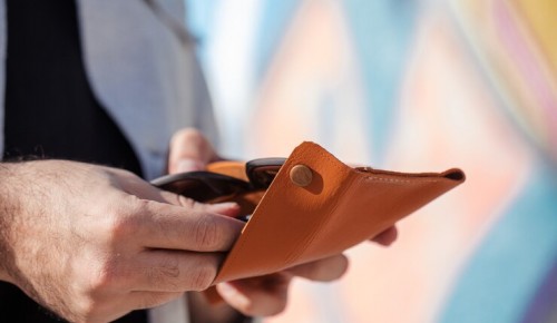 На Ленинском проспекте задержали женщину, похитившую телефон и деньги у пенсионера