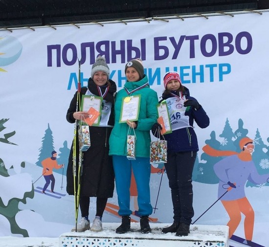 Учительница школы №46 стала призером межокружных лыжных гонок