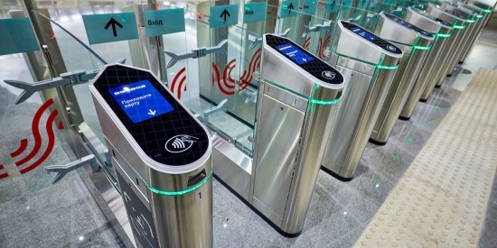 Вандал разбил створку турникета на станции метро «Коньково»