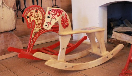 В библиотеке №180 готовятся к открытию выставки «Деревянные лошадки: игра и литература»