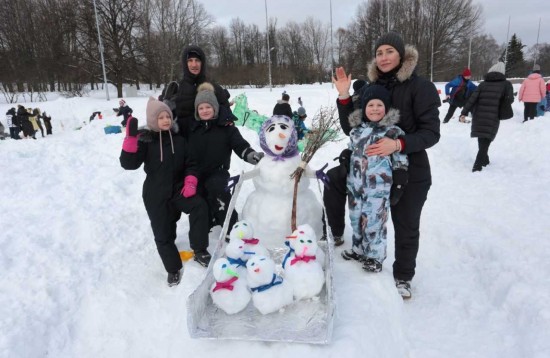 Снежная мастерская. Более двух тысяч человек поучаствовали в фестивале снеговиков в Гагаринском районе