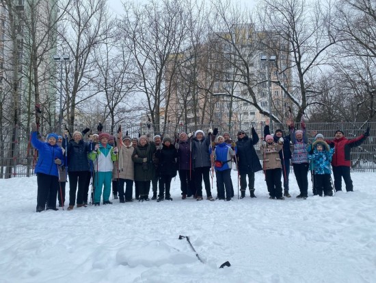 Жители Академического района приняли участие в марафоне по скандинавской ходьбе