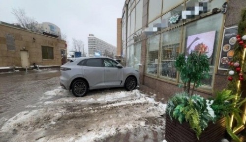 Незаконную веранду кафе разобрали в Обручевском районе