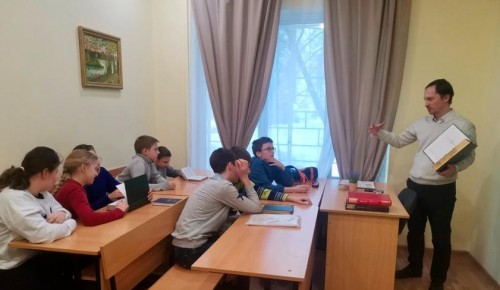 Для воспитанников Воскресной школы храма Котловки провели урок, посвященный Дню православной книги