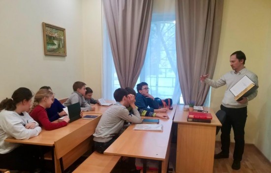 Для воспитанников Воскресной школы храма Котловки провели урок, посвященный Дню православной книги