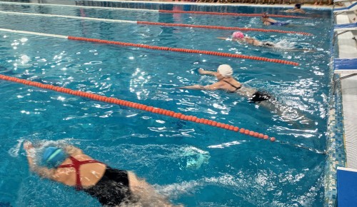 Пенсионеры Котловки взяли «серебро» на окружных соревнованиях по плаванию