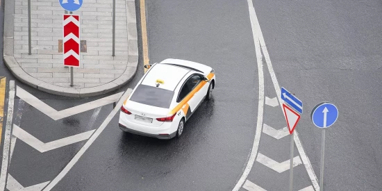 В ЮЗАО пассажир напал на таксиста с ножом и потребовал деньги