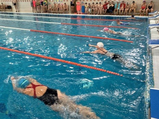 Пенсионеры Котловки взяли «серебро» на окружных соревнованиях по плаванию