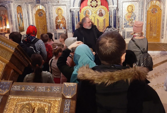 Воспитанники воскресной школы церкви в Теплом Стане совершили поездку в храм ВС РФ