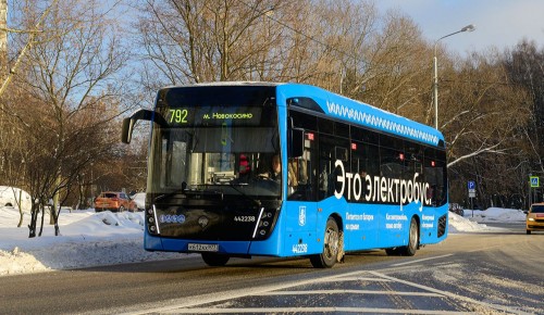 На маршрутах автобусов, которые проходят через Ломоносовский район, сократили интервалы движения