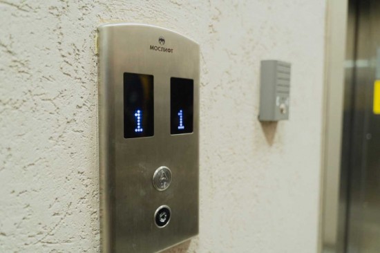 Незаконно пристроенную к зданию лифтовую шаху демонтировали в Конькове