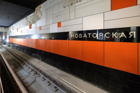 Архитектурная отделка проводится на станции метро «Новаторская»