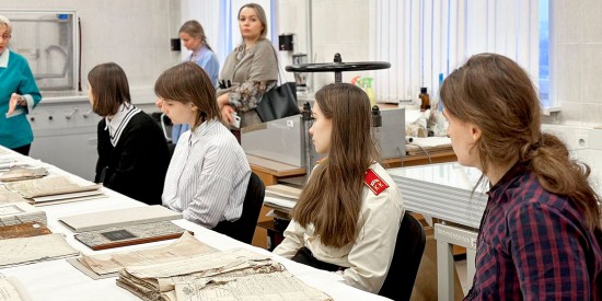 Школьники изучили документы писателей в столичном Главархиве