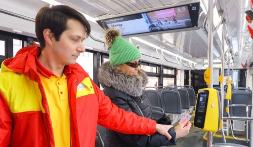 На трамвайных маршрутах в ЮЗАО пассажиров сопровождают инспекторы ЦОМП