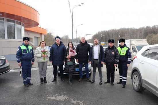 Сотрудники Госавтоинспекции поздравили автомобилисток с Международным женским днем