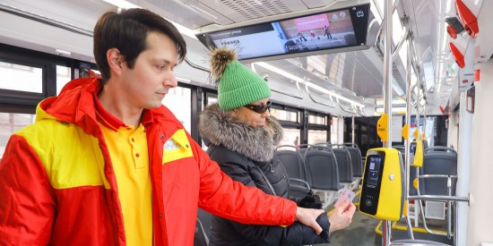 На трамвайных маршрутах в ЮЗАО пассажиров сопровождают инспекторы ЦОМП