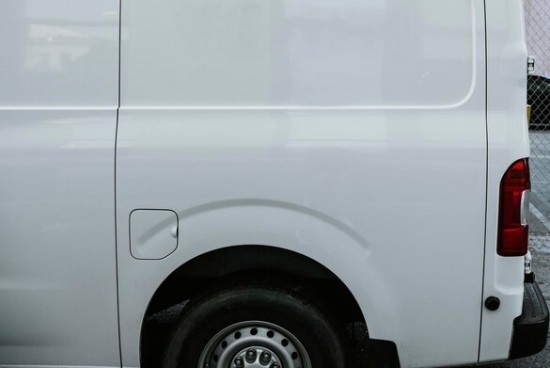 На ул. Академика Волгина мужчина поджег микроавтобус