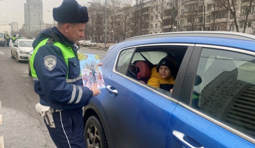 На юго-западе столицы инспекторы ДПС провели акцию «Ваш пассажир – ребёнок»