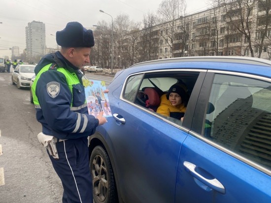 На юго-западе столицы инспекторы ДПС провели акцию «Ваш пассажир – ребёнок»