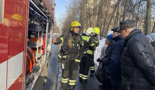 Сотрудники Управление по ЮЗАО Департамента ГОЧСиПБ показали машину спасения жителям Гагаринского района