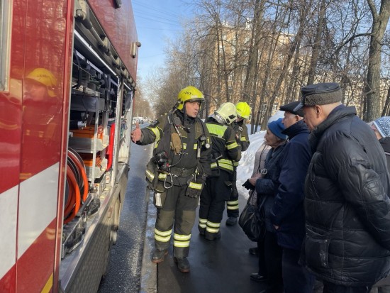 Сотрудники Управление по ЮЗАО Департамента ГОЧСиПБ показали машину спасения жителям Гагаринского района