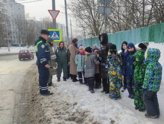 На юго-западе столицы автоинспекторы провели мероприятие «Маленький пешеход»