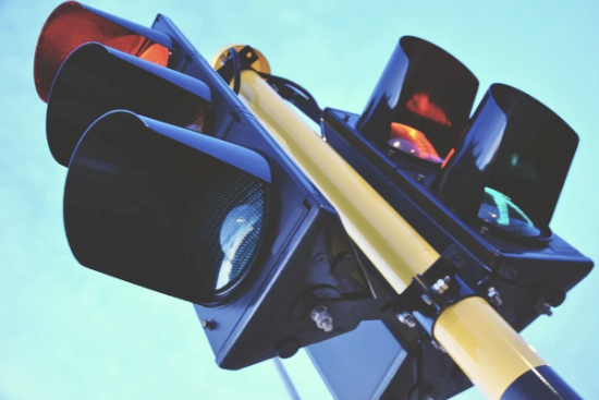 В Северном Бутове приведены в надлежащее состояние элементы светофорных объектов и дорожных знаков