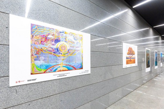 В переходе между станцией метро «Ленинский проспект» и Площадью Гагарина представлена экспозиция картин